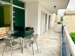Apto. à 500 metros da praia com varanda espaçosa - wifi
